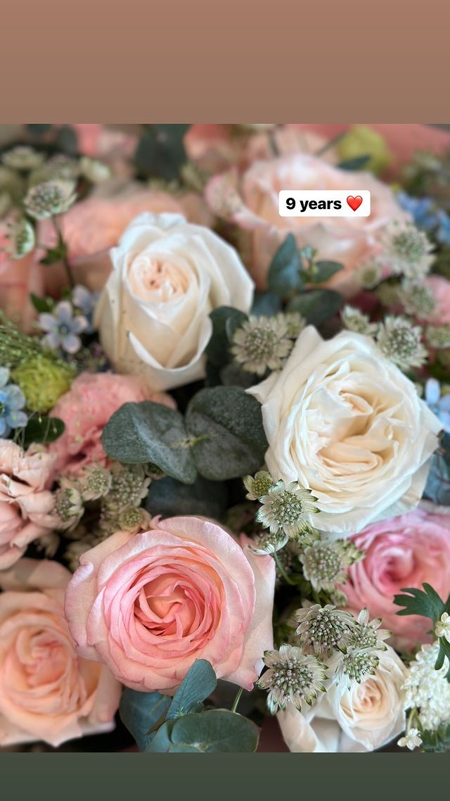 結婚9周年，吳雨霏收到老公洪立熙送的鮮花。
