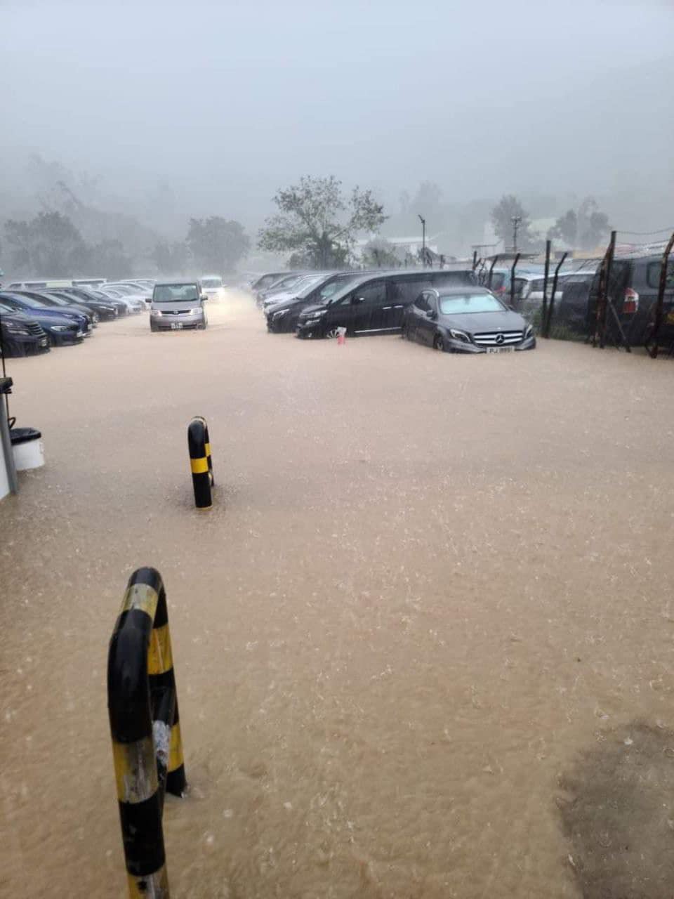 日出康城對開露天停車場於暴雨下一度成澤國。網上圖片
