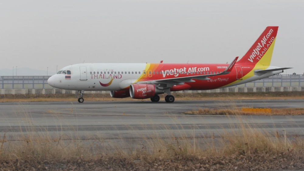 泰越捷航空一架客機,疑機長聽錯指令,進入單行道,動彈不得,須由牽引車拖出。 X平台