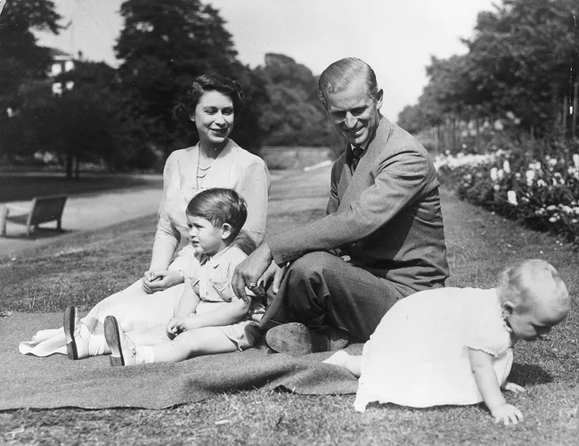 英女皇与丈夫菲腊亲王一家。