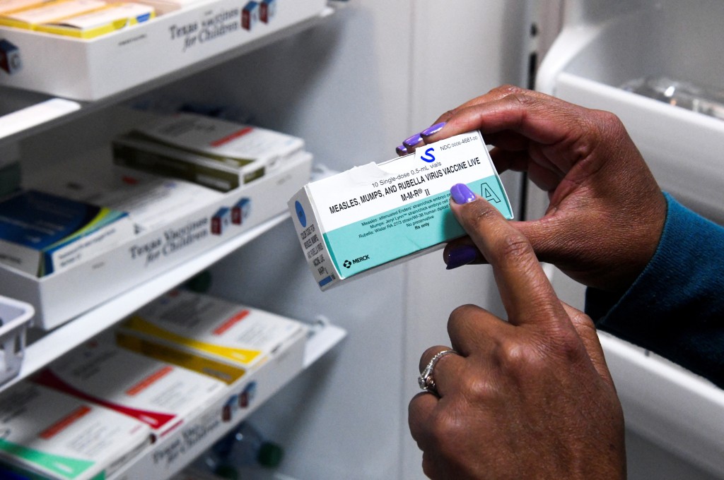 英國衞生當局呼籲家長確認孩子完成疫苗接種，以降低感染和傳播風險。路透社