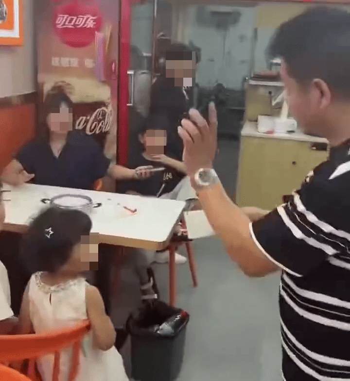 麵店老闆因被給負評與顧客對質。