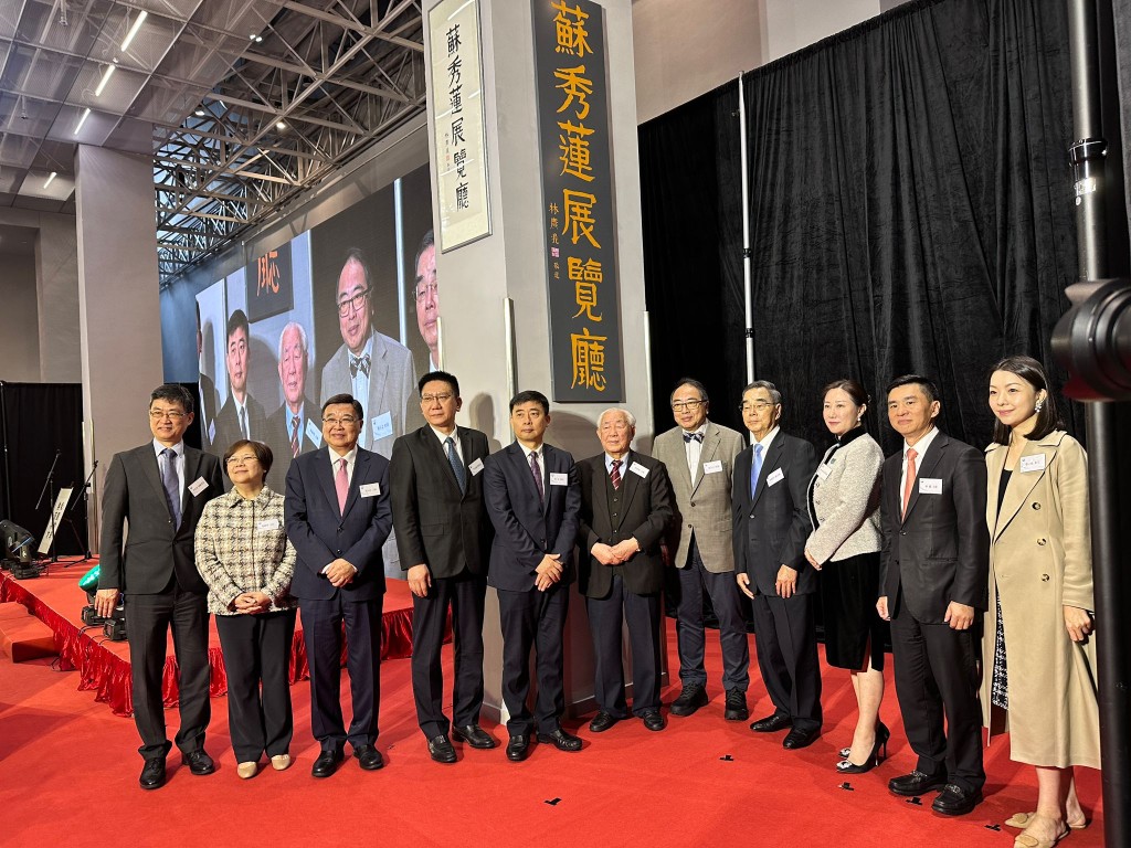 香港珠海學院今日舉行新春茶聚暨蘇秀蓮展覽廳命名典禮，林樹哲（右四）捐資五百萬。
