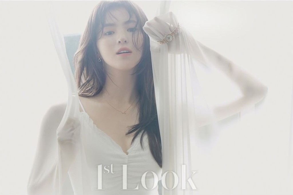 白色裙加Deep V,手臂位又有少少透視,好似婚紗。(1st Look圖片)