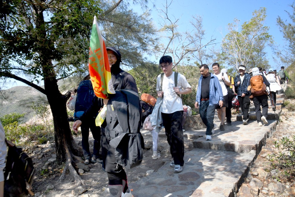 不少是由導遊手持旗仔帶領的徒步團。