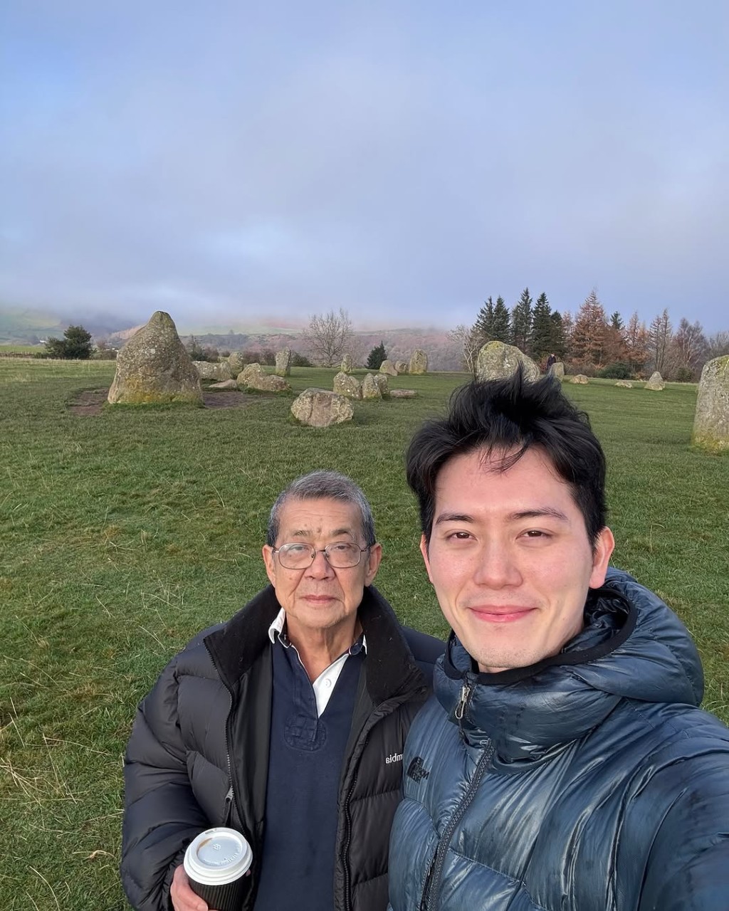 两父子亦到了不同景点打卡，网民大赞他是孝顺仔。