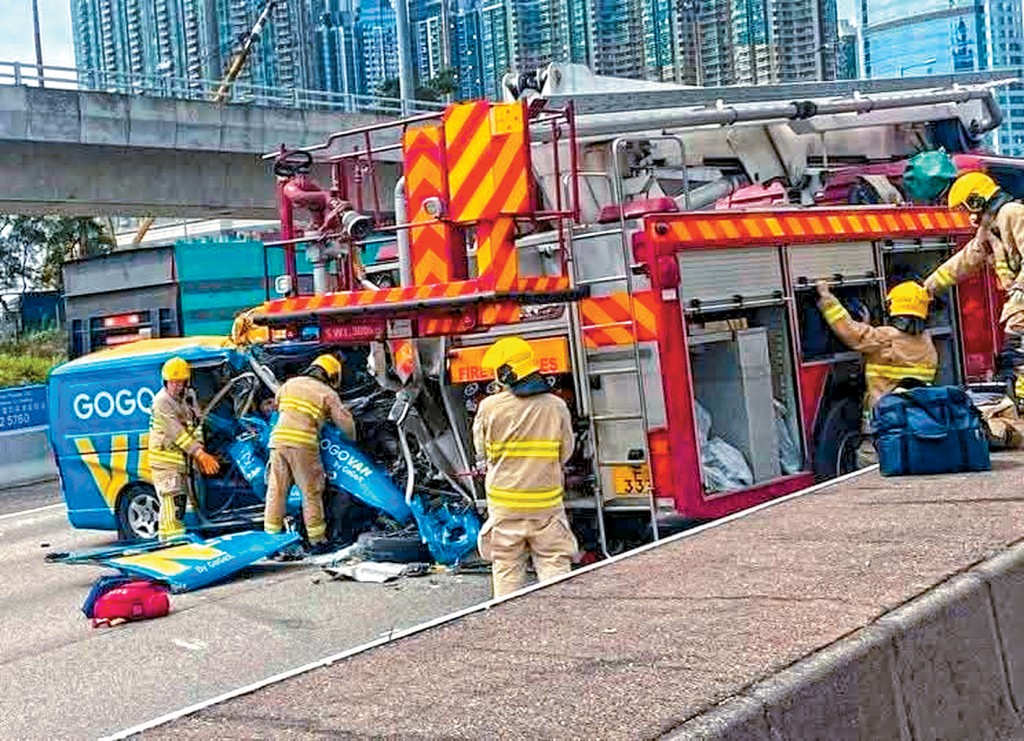 電召客貨車車頭嚴重毀爛,消防員將被困司機救出,惜送院傷重不治。