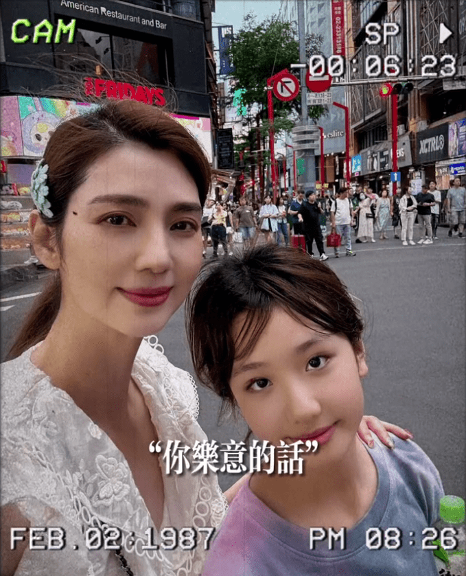 洪欣女兒跟媽媽成個餅印，長大後又是美人。
