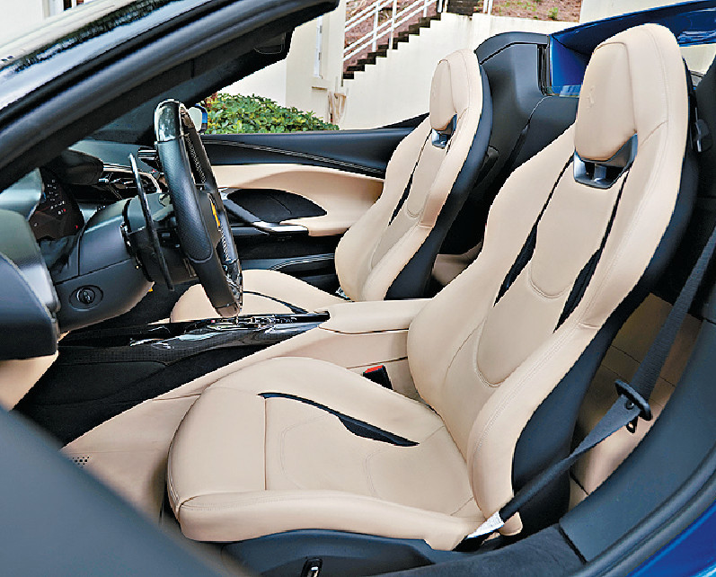 ■雙色皮革車廂為附加項目，頸位設暖氣出風口。