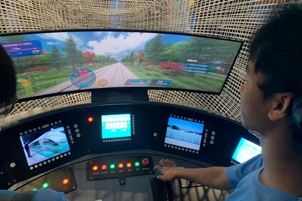 團員在操縱模擬駕駛高鐵平台,大家都躍躍欲試!