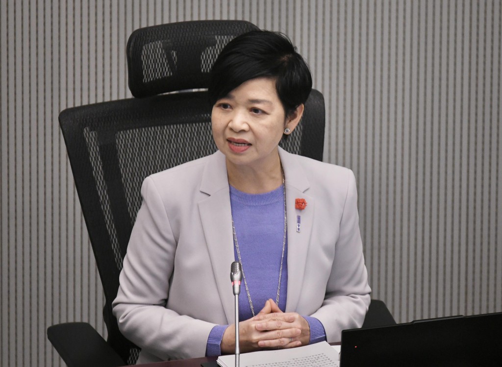 何永賢表示,第一天解說隊說已接獲五百多個電話查詢,第二天就有八百多個,最新的數字是一千零六十六個電話查詢。資料圖片 何永賢表示,第一天解說隊說已接獲五百多個電話查詢,第二天就有八百多個,最新的數字是一千零六十六個電話查詢。資料圖片