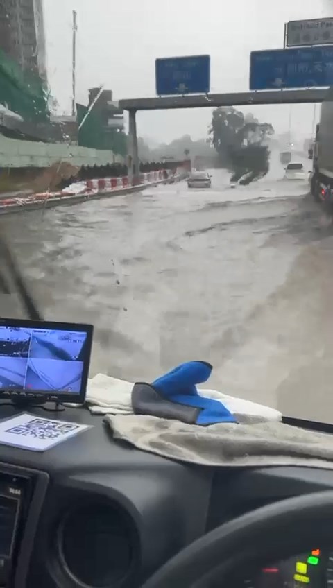 元朗御景園對開路段出現嚴重水浸,有行駛的汽車「拋錨」被困。 元朗御景園對開路段出現嚴重水浸,有行駛的汽車「拋錨」被困。