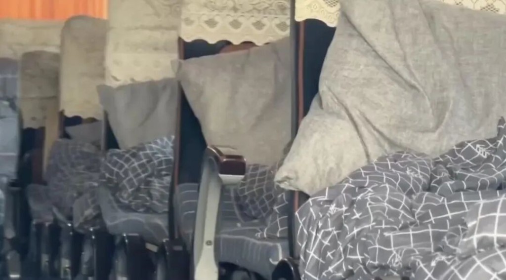 旅巴违规改装成“豪华卧铺”，封太平门安全带虚设，河南全省排查。央视