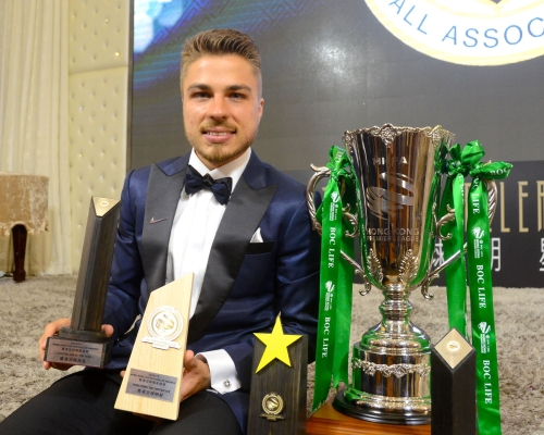 當選今季香港足球先生的大埔前鋒伊高沙托尼，獨攬四大獎成最大贏家。