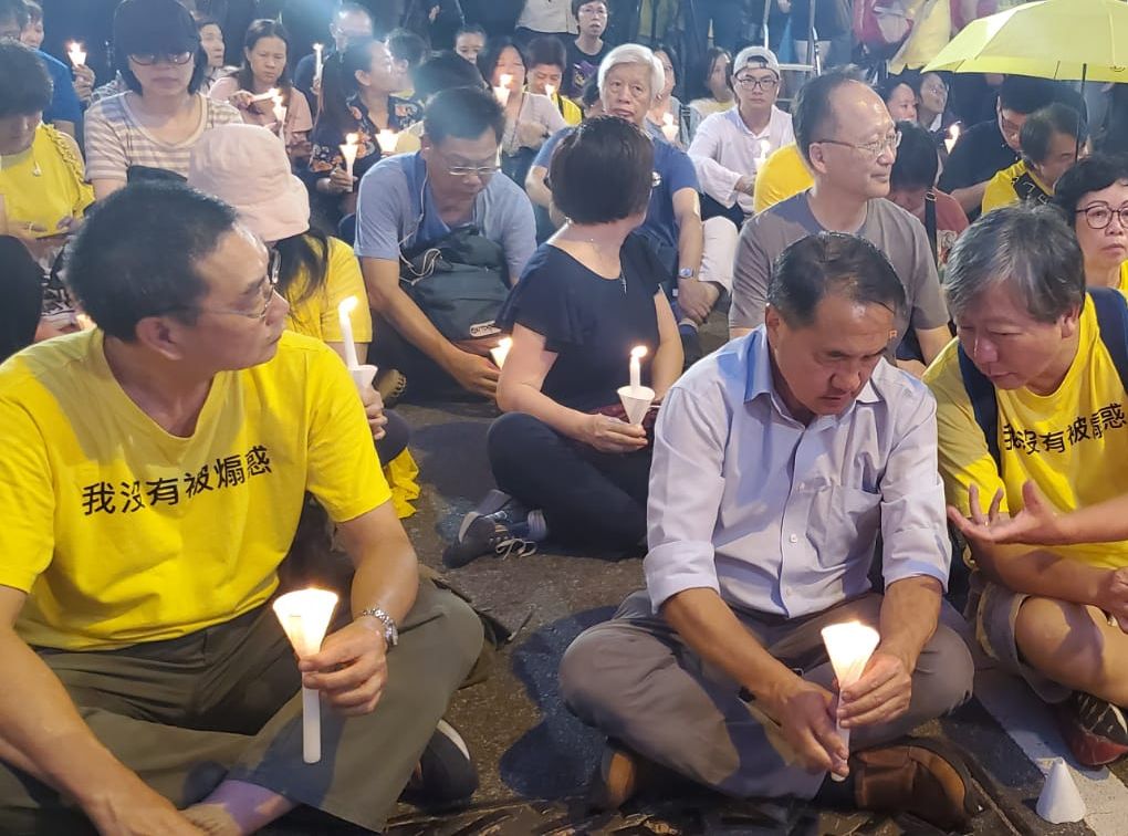 部分人穿著寫上「我沒有被煽惑」的黃色上衣。
