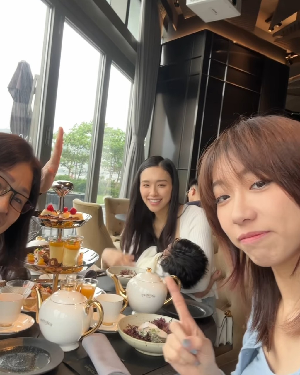 Kobe再次睡着，曾淑雅与妈妈及妹妹终于可以high tea休息一会。