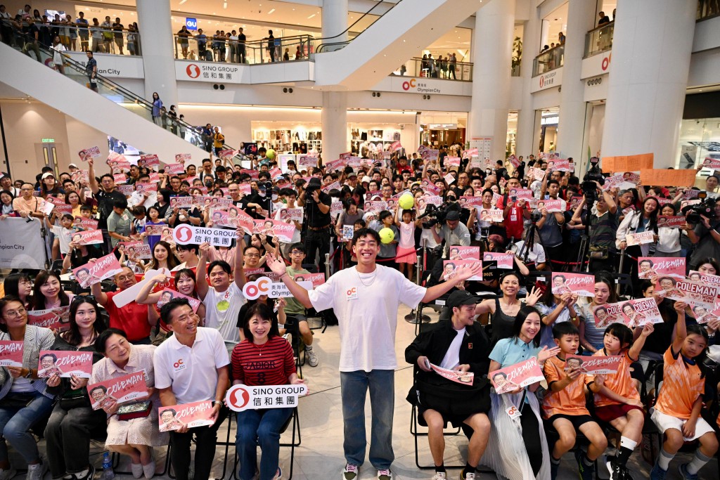 逾400位球迷到奧海城一睹黃澤林風采。蘇正謙攝 逾400位球迷到奧海城一睹黃澤林風采。蘇正謙攝