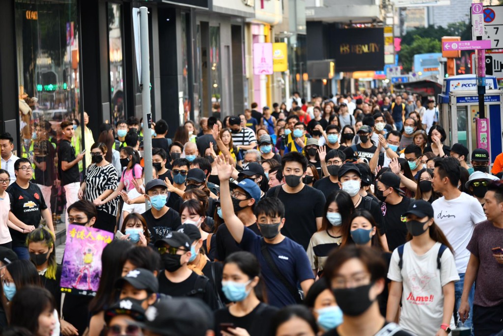尖沙嘴有示威者築成人鏈。