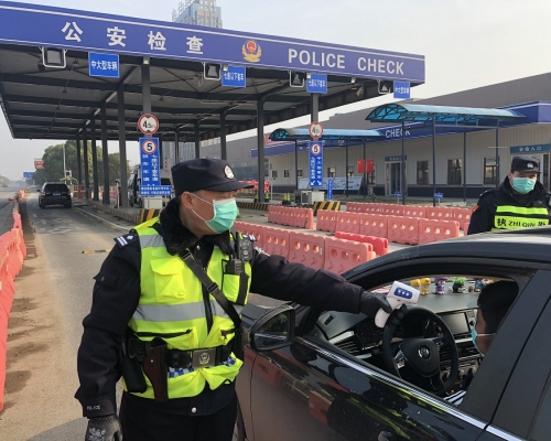 民警在武漢東西湖區舵落口公安檢查站執勤。新華社圖片