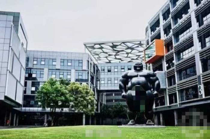 福州漳州博物馆赤裸胖子雕塑被投诉。