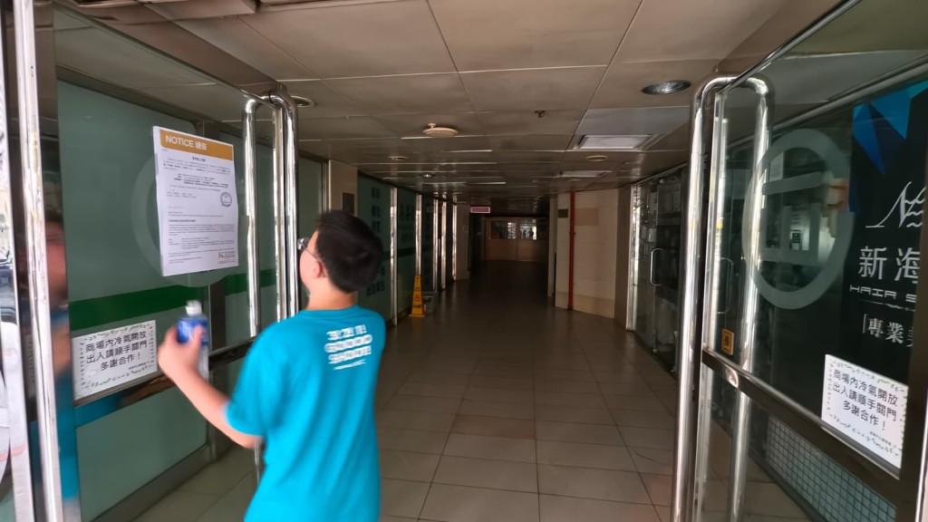 荃灣中心多幢住宅大廈停電。黃文威攝 荃灣中心多幢住宅大廈停電。黃文威攝
