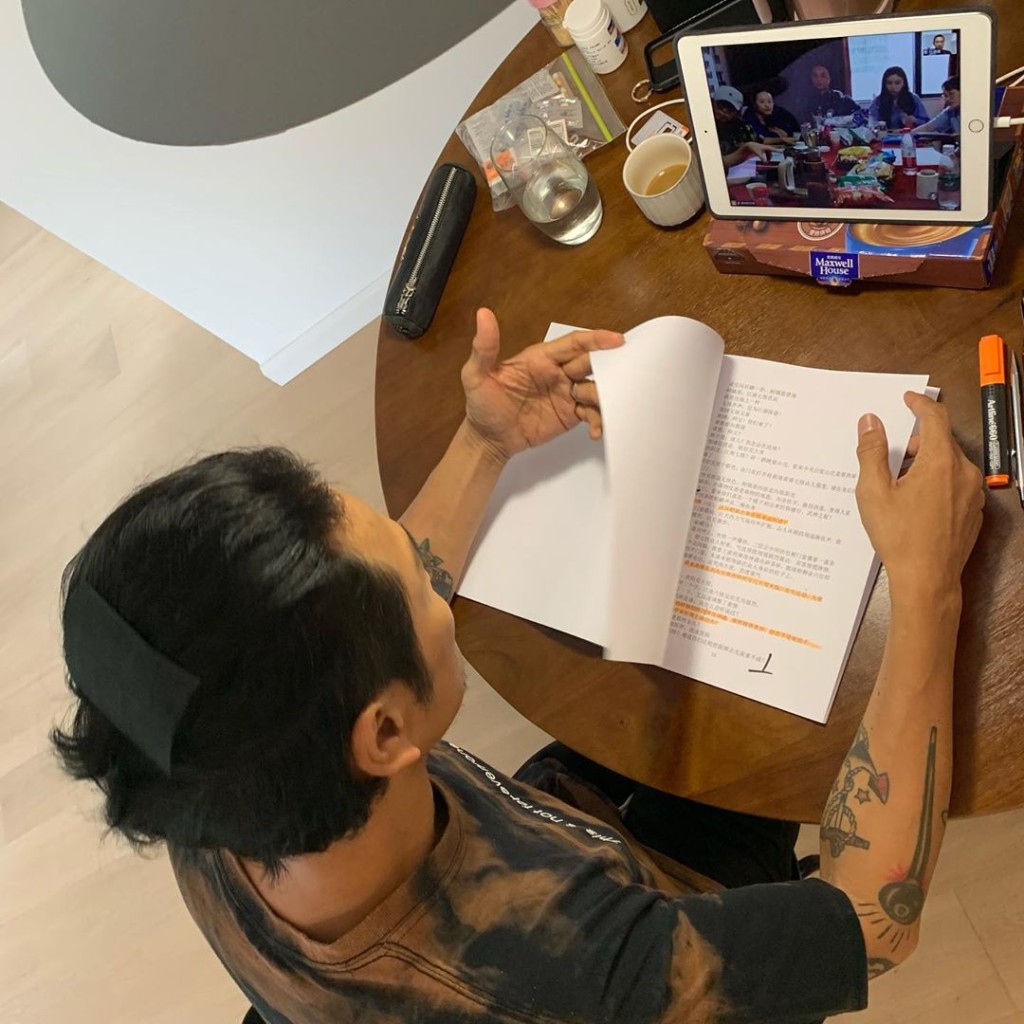 杜德偉喺上海隔離期間喺酒店網上圍讀劇本。