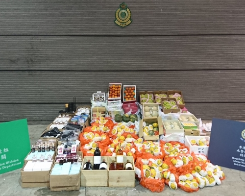 海關及水警檢獲大批走私貨物,估計市值約55萬元。政府新聞處圖片