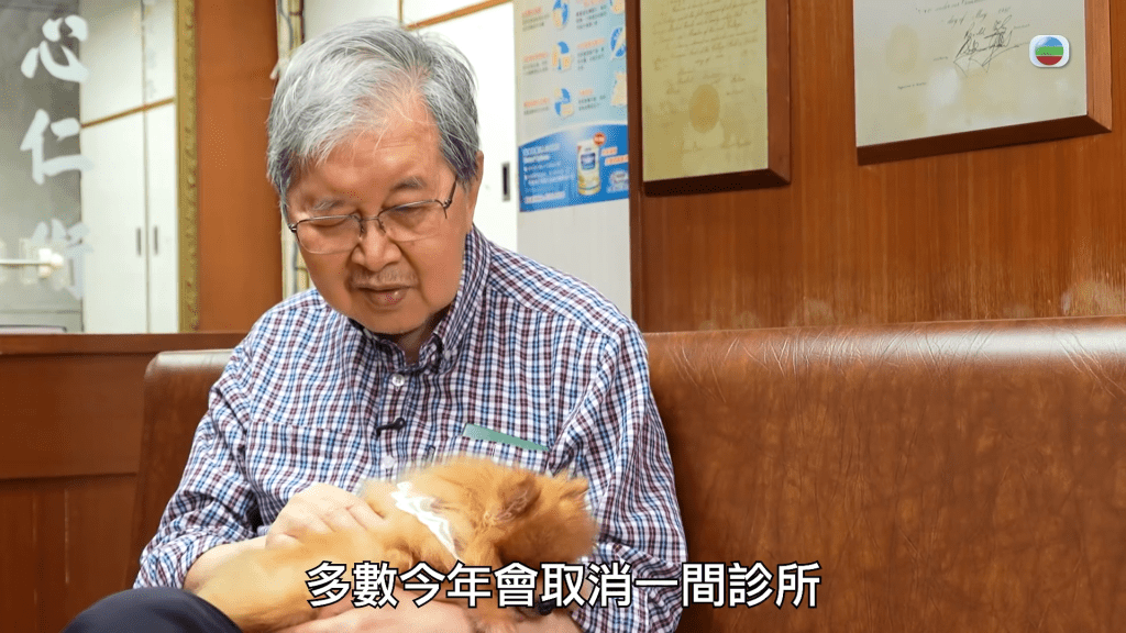 前香港醫學會會長蔡堅醫生，77歲的他毫不言休，每日風雨不改在為病人看診。精神不錯的他，坦言自己「周身都係病」。