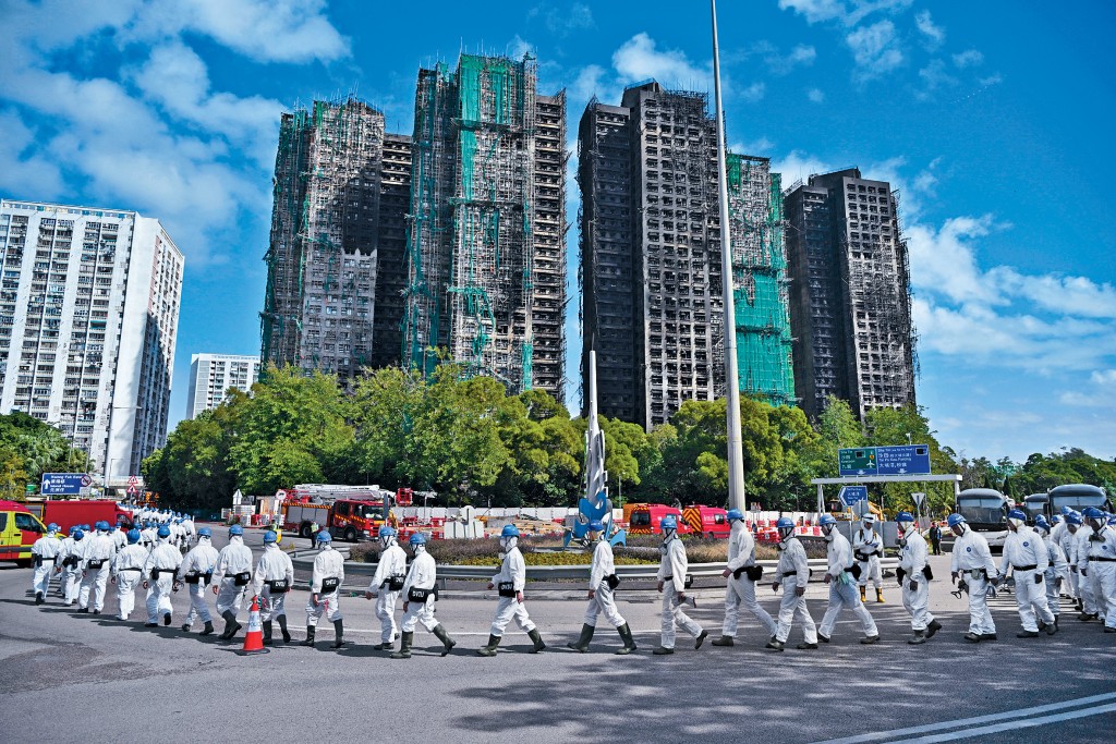 警方昨日出动约600名「灾难遇害者辨认组」（DVIU）人员，进入大埔宏福苑火场搜证。