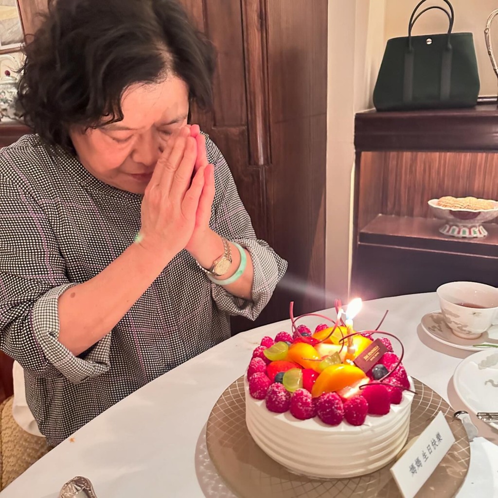 「细细粒」早前回港与妈妈提早吃生日饭，为了照顾妈妈才决心减肥的她，去年有传在港以10万元租住浅水湾豪宅。