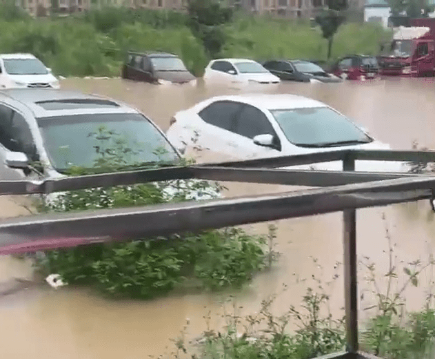 广西玉林暴雨，发生水浸，部分地区水深淹没车轮。 网片截图
