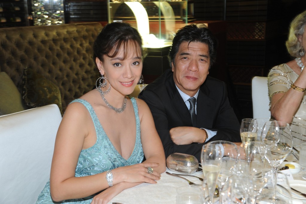 2002年，郭秀雲下嫁「鋼鐵大王」龐鼎元第五子龐傑（右），二人結婚至今21年。