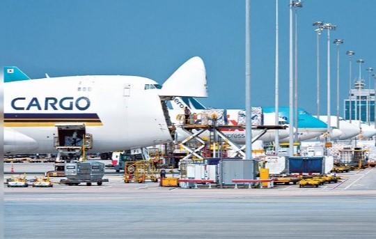 本港多间航空公司相继宣布大幅调整货运燃油附加费。 本港多间航空公司相继宣布大幅调整货运燃油附加费。 