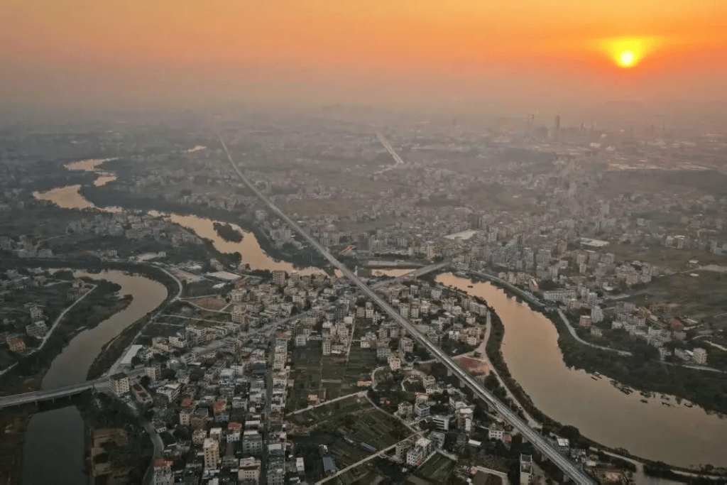 广湛高铁接入广州枢纽,在湛江北站与在建的合浦至湛江高铁、规划建设的湛江至海口高铁相连接 广湛高铁接入广州枢纽,在湛江北站与在建的合浦至湛江高铁、规划建设的湛江至海口高铁相连接