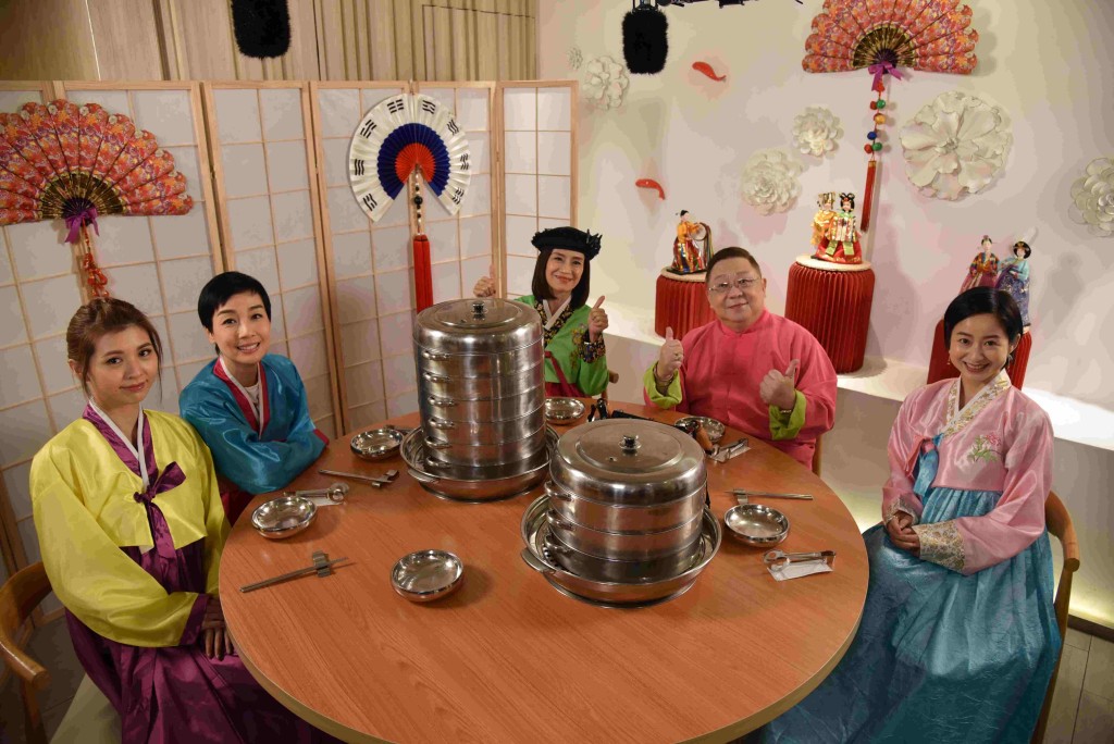 一家人圍着圓枱吃飯，是對子女和孫輩有個 好家山的加持。