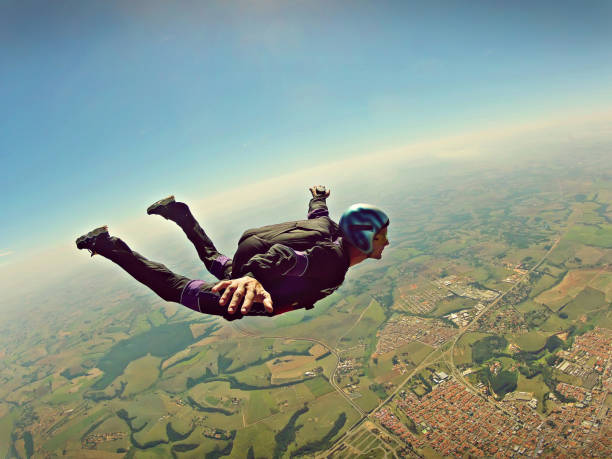 跳傘體驗新奇刺激，但亦有一定危險性。