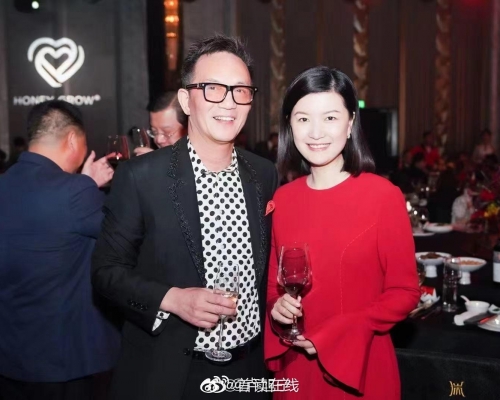 東方衛視主持陳蓉和周正毅合影。