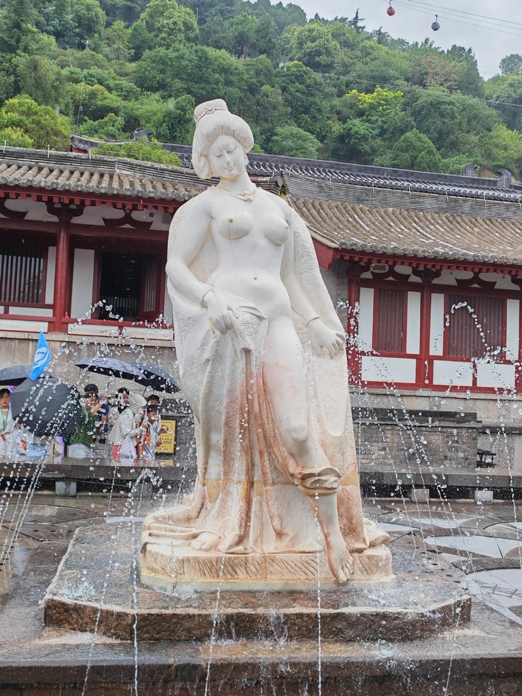 放置西安華清池35年的貴妃雕像，突被質疑裸露上身敗壞社會風氣。小紅書