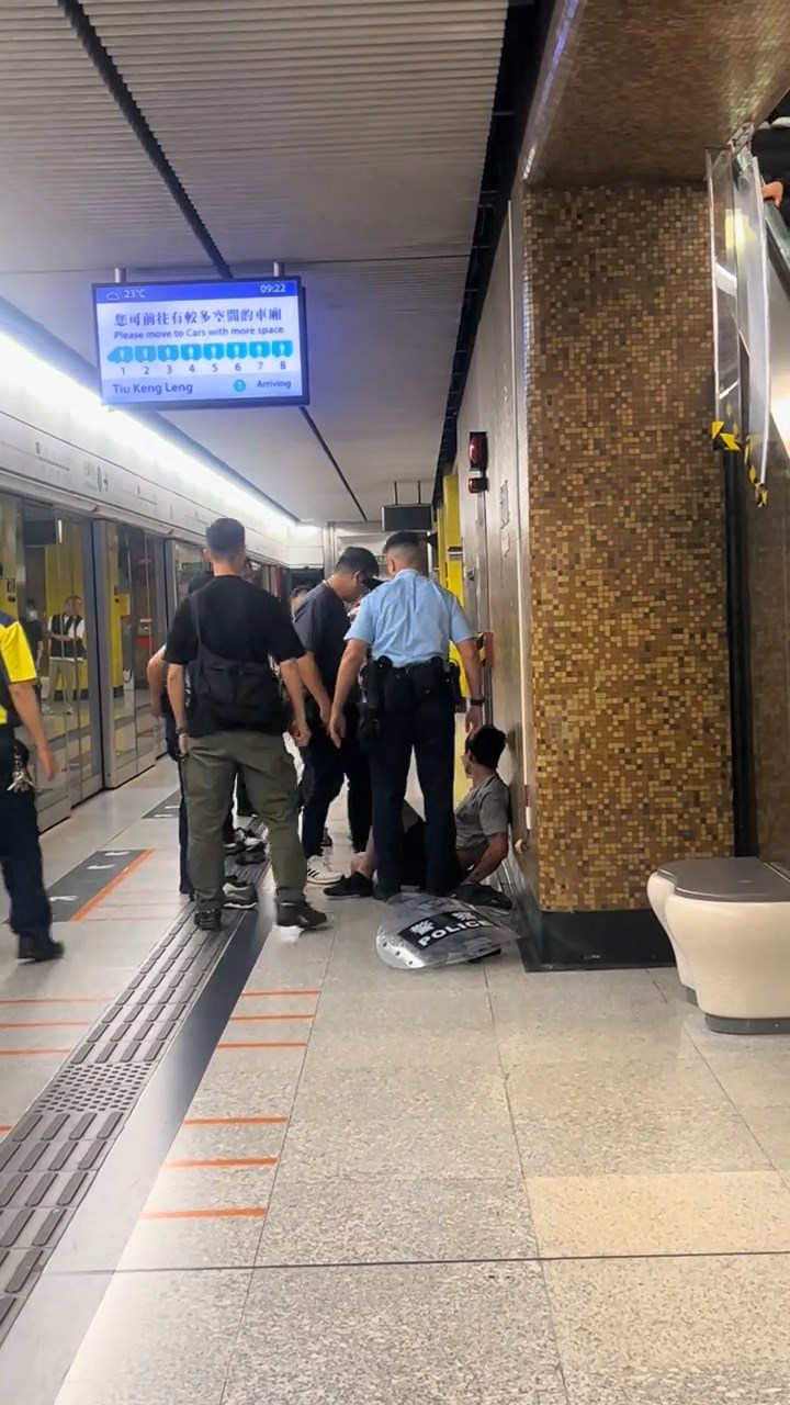 數名軍裝警及便衣警員將男子制服，按壓在地上。網上片段截圖