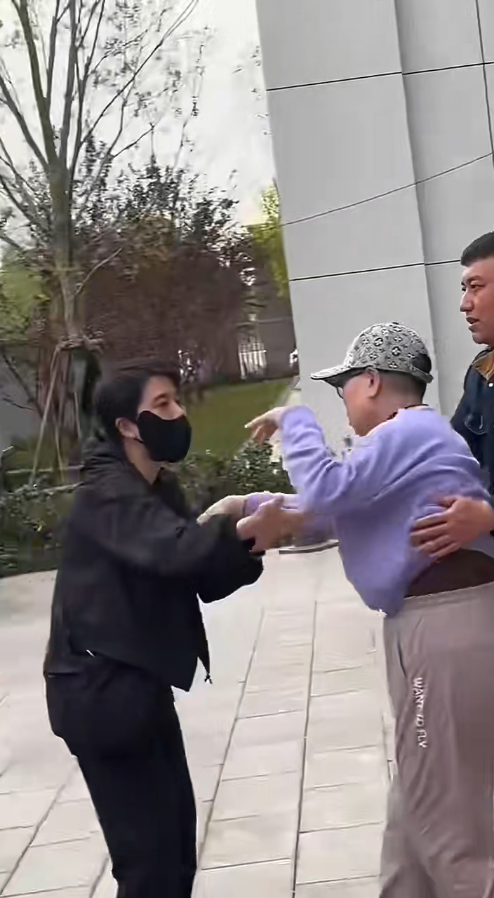 該名粉絲仍然在7人車旁擾攘。 該名粉絲仍然在7人車旁擾攘。