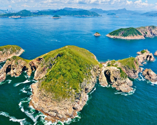 內地貨輪果洲群島遇強烈季候風,10個貨櫃被吹落海。資料圖片