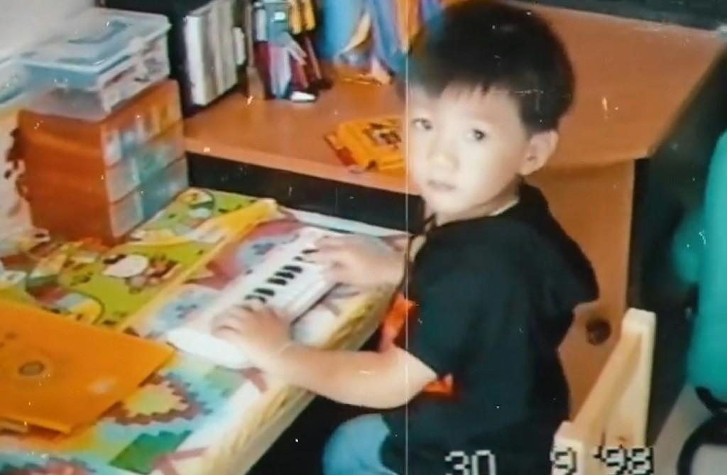 兒時父親喜歡邊做家務邊聽歌，耳濡目染下，也逐漸培養出力臻對音樂的興趣。（圖片來源：受訪者提供）