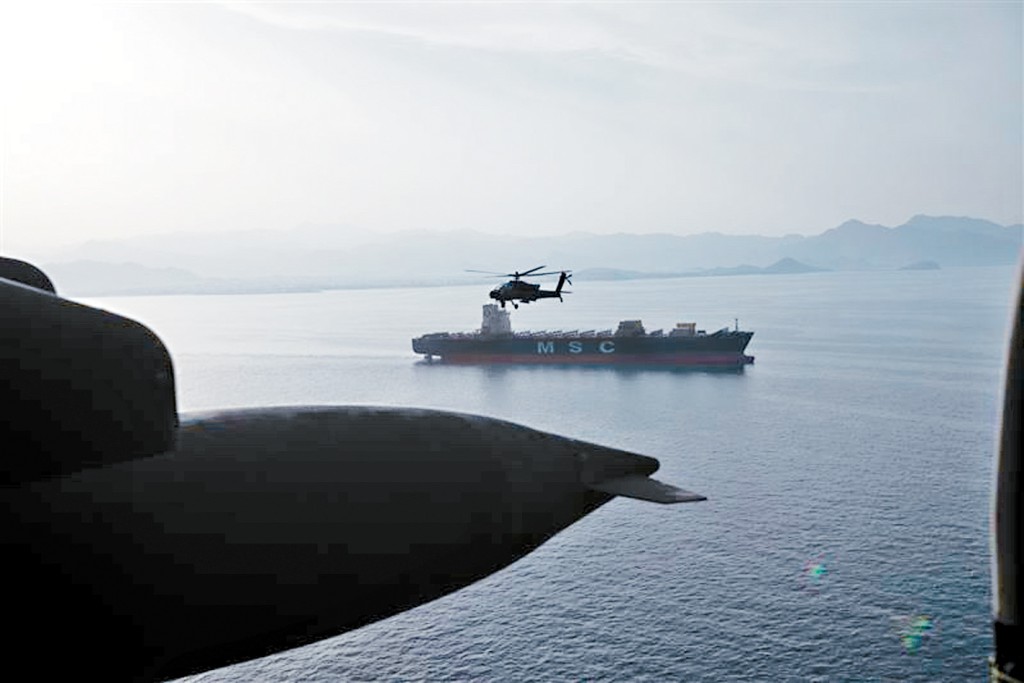 美軍AH-64阿帕奇攻擊直升機周五巡邏期間飛越霍爾木茲海峽。