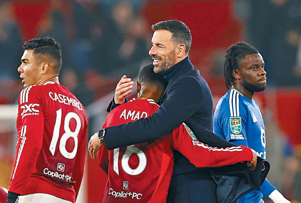 雲尼斯達萊（右2）於聯賽盃領軍旗開得勝後，周日將回到英超迎戰車路士。