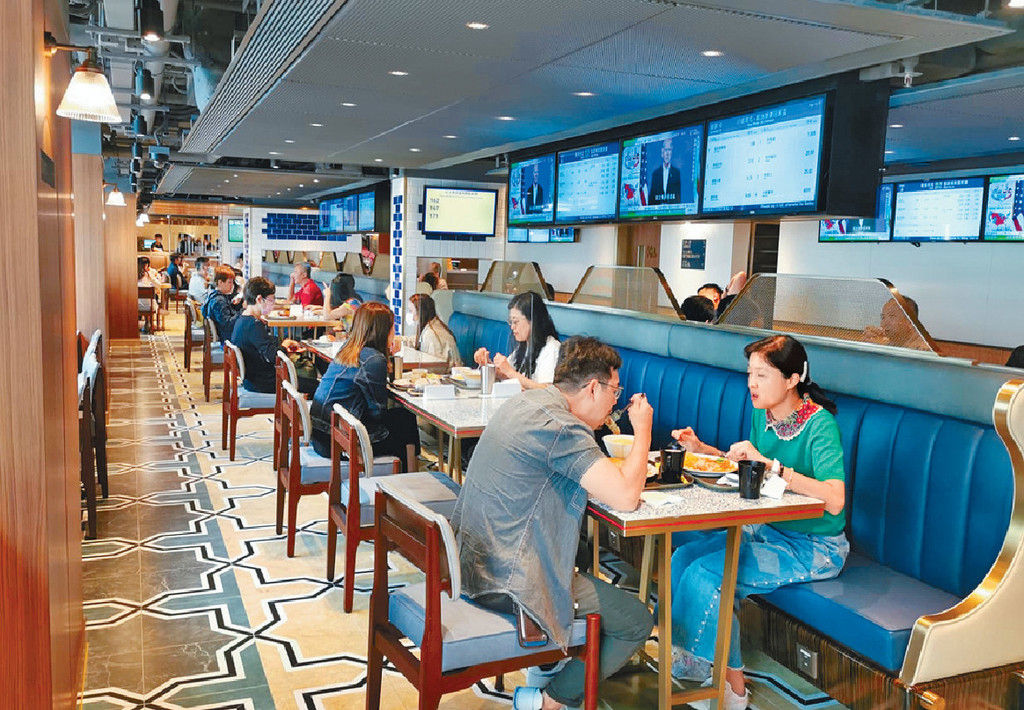 ■香港賽馬會大搞新意思,首創在北角電氣道投注站樓上開茶餐廳,馬迷可以一面睇住賽事同賠率,一面享受美食,隨時過去櫃位落注。