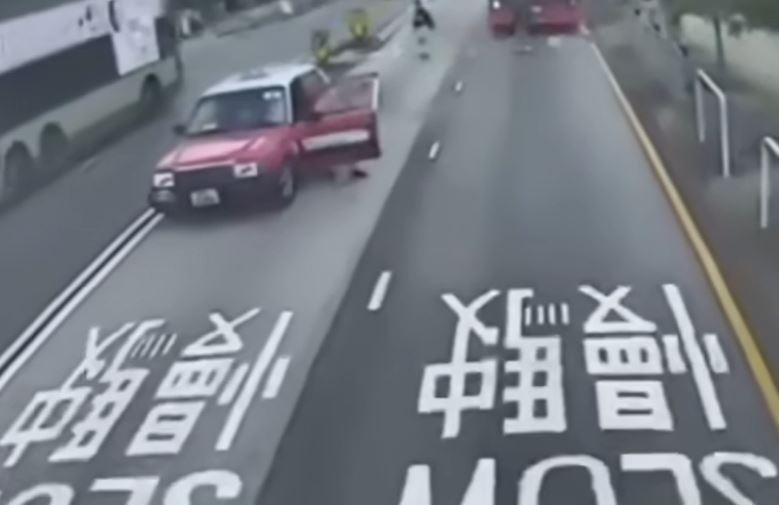 的士駛前停下。網上影片截圖