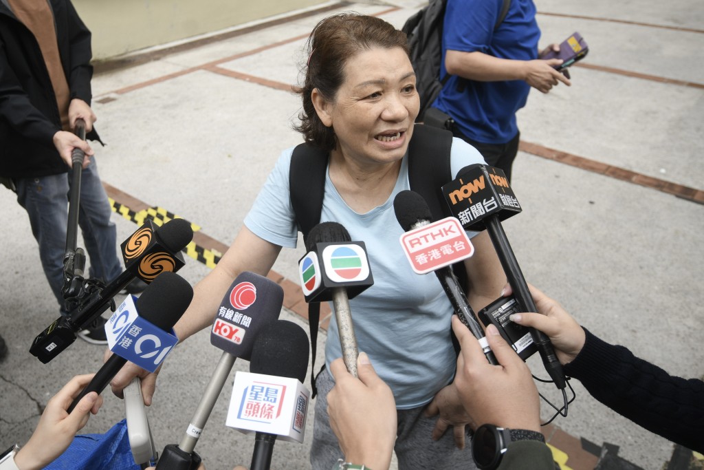 賴女士表示打算返回單位可以取回屋內財物，主要是「金器等貴重物品」。