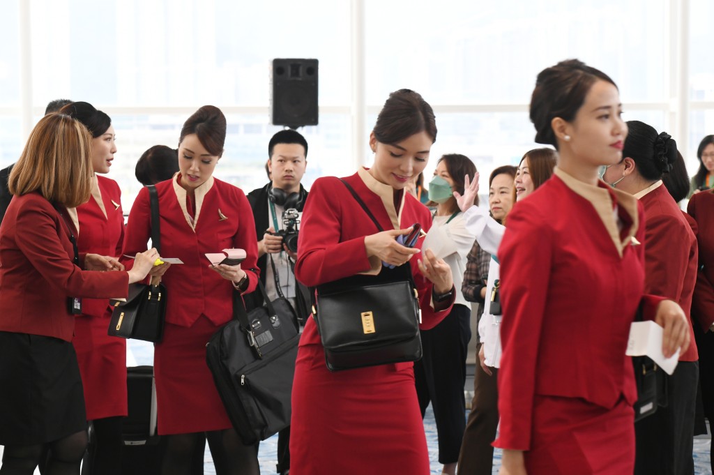 国泰驻港空中服务员月薪可达两万港元。资料图片