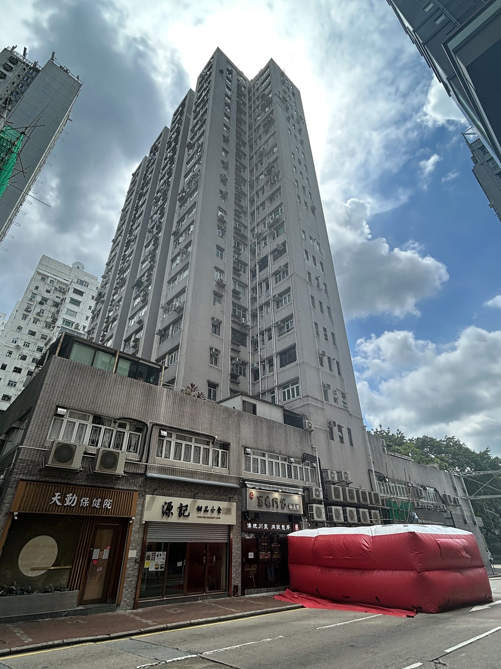 消防開氣墊戒備。楊偉亨攝