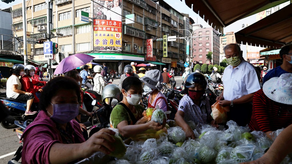 春节假期后，台湾新冠确诊个案连续两日反弹。REUTERS